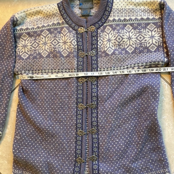 Scandinavian style 100% wool sweater, metal buttons - Picture 3 of 7